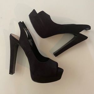 Steve Madden "RIVALLL" Black suede platform heel with peep toe